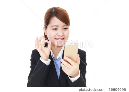 有智能手機的一名微笑的婦女 有智能手機的一名微笑的婦女 56604696