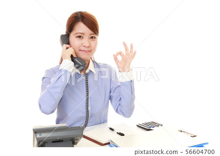 微笑與手機的女商人 微笑與手機的女商人 56604700