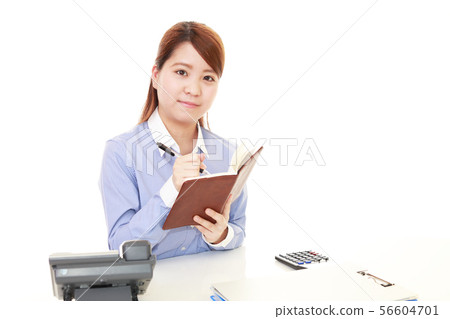 檢查時間表的女性 檢查時間表的女性 56604701