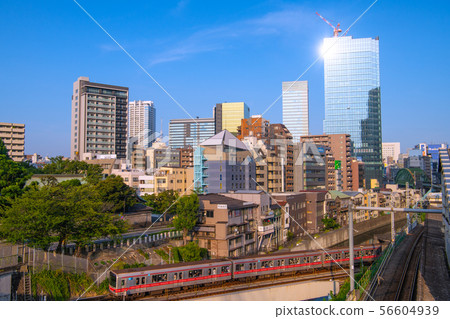 東京都東京地鐵丸之內線（東京天空樹在後面）的視圖 56604939