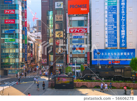 東京都市風景在日本俯視酒吧和SL在Shimbashi駐地前面 56606278