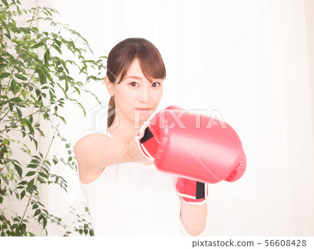 戴著一個紅色拳擊手套的婦女 戴著一個紅色拳擊手套的婦女 56608428