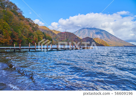 從日光湖中禪寺和Sentegahama看見的遊船碼頭和人身體山在秋天 56609196