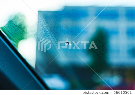 [Transportation image] A scene where a windshield was damaged while driving on a highway, and the windshield was damaged 56610501