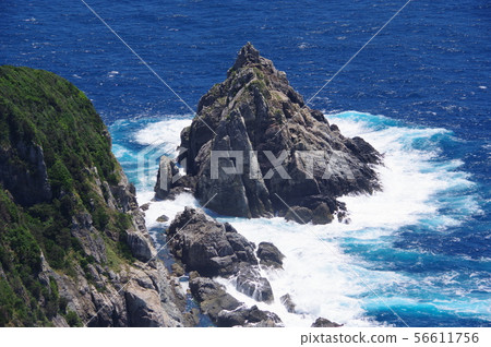 揮動在岩石上的波浪 56611756