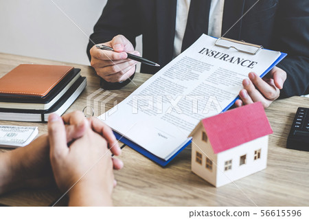 Estate agent broker reach contract form to client 56615596