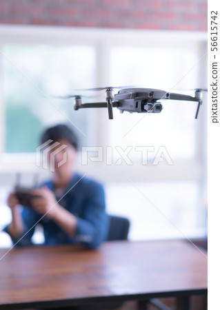 無人機維修男性辦公桌 56615742