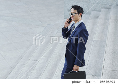 Entrepreneur walking down the stairs 56616893