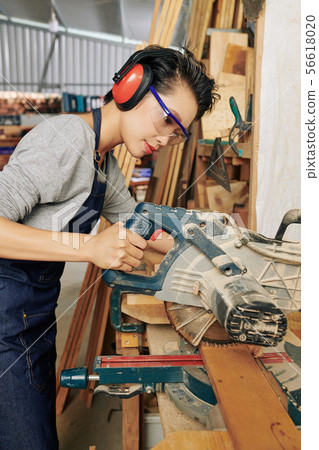 Professional female carpenter Professional female carpenter 56618020
