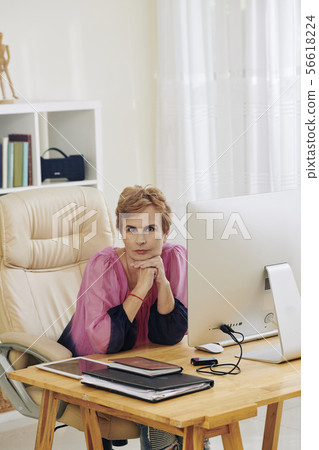 Confident successful businesswoman 56618224