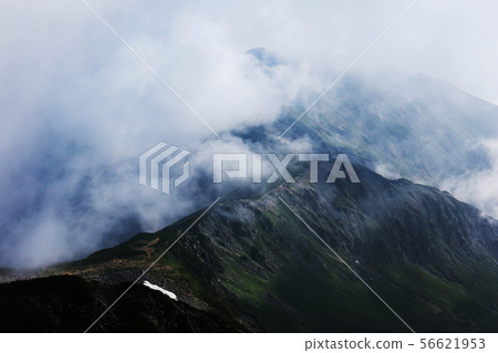 北阿爾卑斯山Kasagatake，夏天的早晨，從Kasagatake山頂的風景 56621953