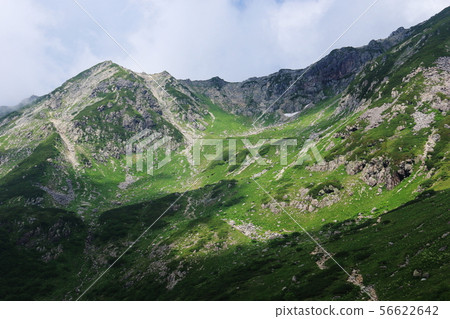 在北阿爾卑斯山的Kasugatake之路Kasshindo Choshidaira景觀俯瞰縱向軌道的山脊線 在北阿爾卑斯山的Kasugatake之路Kasshindo Choshidaira景觀俯瞰縱向軌道的山脊線 56622642
