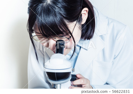 白大衣顯微鏡女人 56622831
