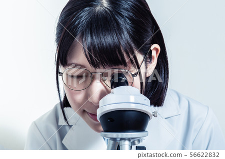 白大衣顯微鏡女人 56622832