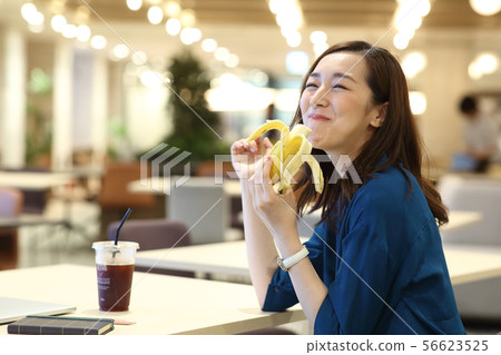 吃早餐的女商人 吃早餐的女商人 56623525