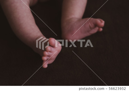 Childbirth baby feet 56623932