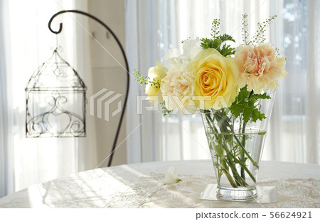 在窗台桌上的花卉裝飾 56624921