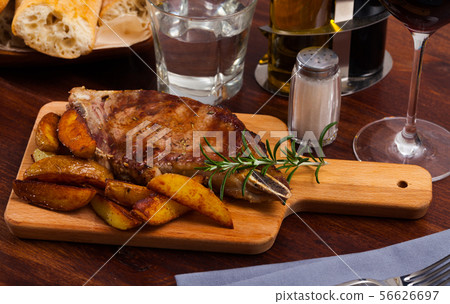 Veal entrecote with potato wedges 56626697