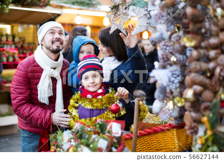 Family purchasing Christmas decoration 56627144