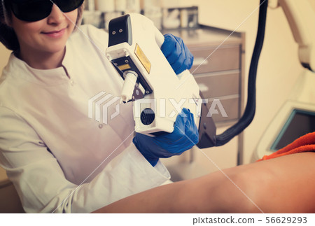 Female visitor having leg hair removed 56629293