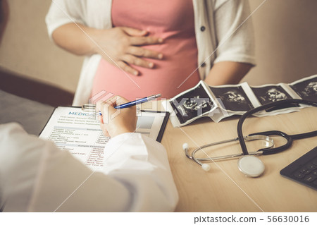Pregnant Woman and Gynecologist Doctor at Hospital 56630016