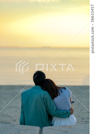 Couple sea sunset 56633457