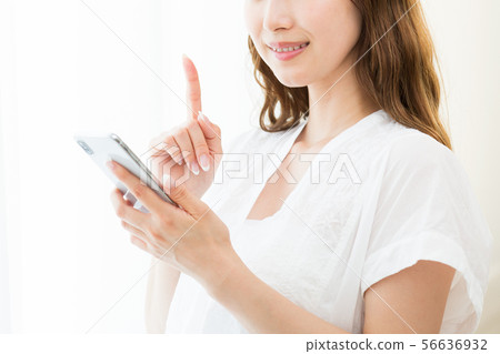 年輕女子(智能手機 年輕女子(智能手機 56636932