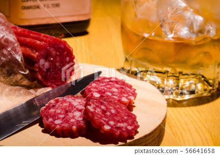 在吧台櫃檯上將薩拉米香腸威士忌鎖在小吃上 56641658