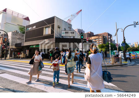 東京都市風景在俯視從聖橋渡的Ochanomizu駐地的日本 56644249
