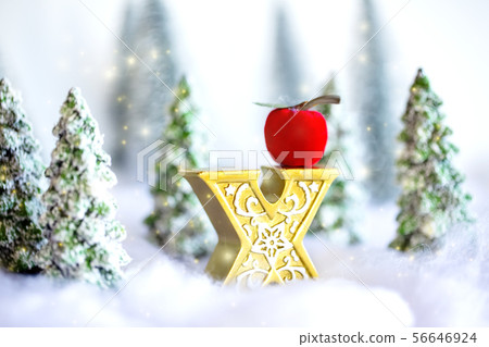 冬天森林和雪和綠色和金子X和紅色蘋果 冬天森林和雪和綠色和金子X和紅色蘋果 56646924
