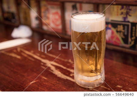 在小酒館喝啤酒 56649640