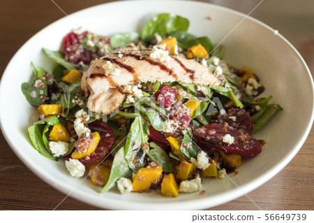 quanoi and vegetable salad 56649739