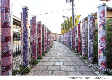 京都嵐山和服的路徑京都觀光景點和服森林 京都嵐山和服的路徑京都觀光景點和服森林 56654720