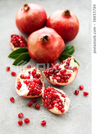 Ripe pomegranate fruits 56655784