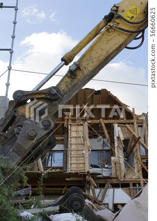 拆遷工作重建木屋重型機械分開收集 拆遷工作重建木屋重型機械分開收集 56660625