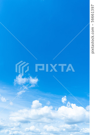 在雨季期間的清楚的天空天空雲彩拷貝空間積云初夏天空大拷貝空間 56661397