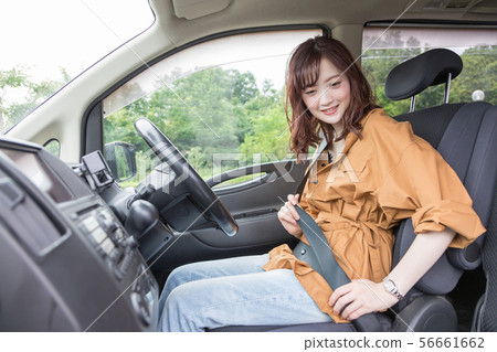 年輕女子駕駛 年輕女子駕駛 56661662