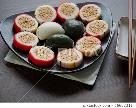 韓國傳統食物songpyeon和糖果 韓國傳統食物songpyeon和糖果 56662311