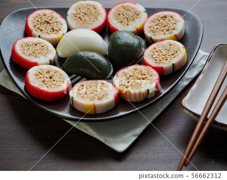 Korean traditional food songpyeon and candy 56662312