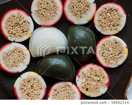 韓國傳統食物songpyeon和糖果 韓國傳統食物songpyeon和糖果 56662314
