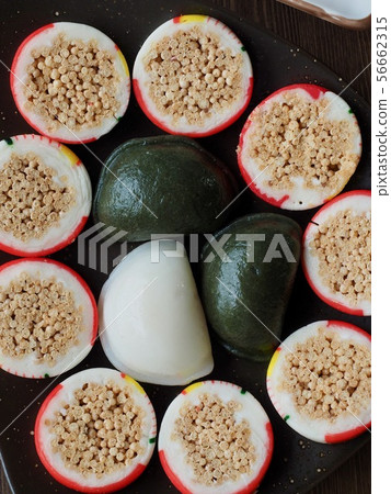 韓國傳統食物songpyeon和糖果 韓國傳統食物songpyeon和糖果 56662315