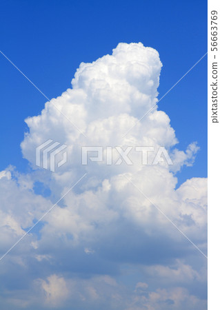 夏天天空大巨型雲彩蓋子 夏天天空大巨型雲彩蓋子 56663769