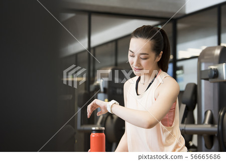 健身年輕女子 健身年輕女子 56665686