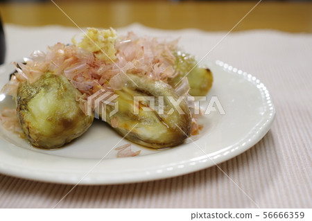 去皮和烤茄子配上刨花和磨碎的薑 56666359