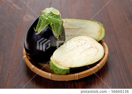 茄子切成兩半 茄子切成兩半 56668136