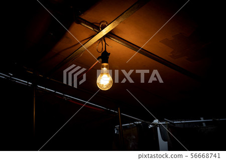 裸露的燈泡懸掛在天花板上 56668741
