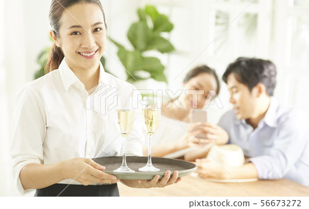 Female employee 56673272