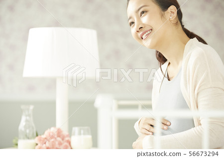 Female pregnancy 56673294