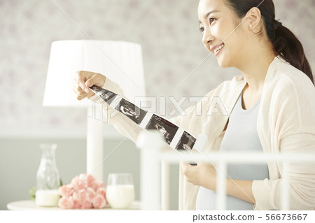 Female pregnancy 56673667