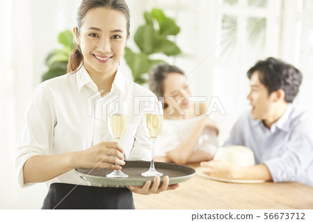 Female employee 56673712